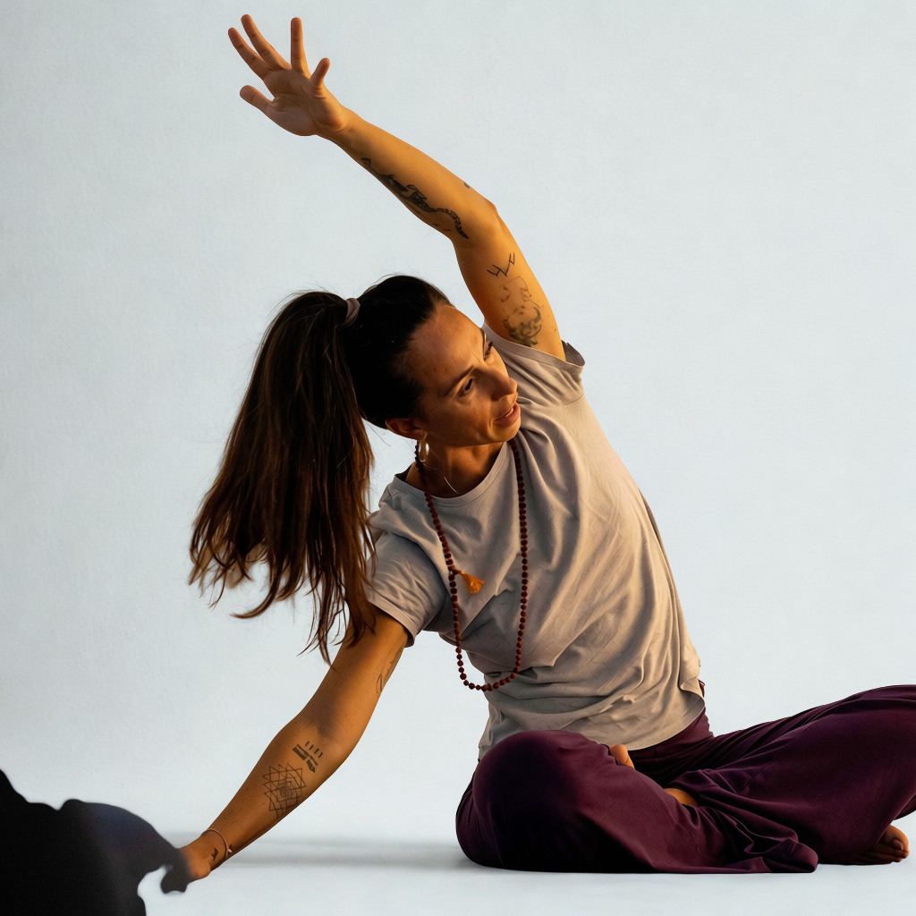 Insegnante di yoga in una posa di allungamento